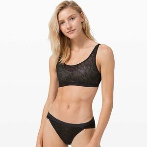 Lululemon Shadow mesh leaf patterned bra. 🖤